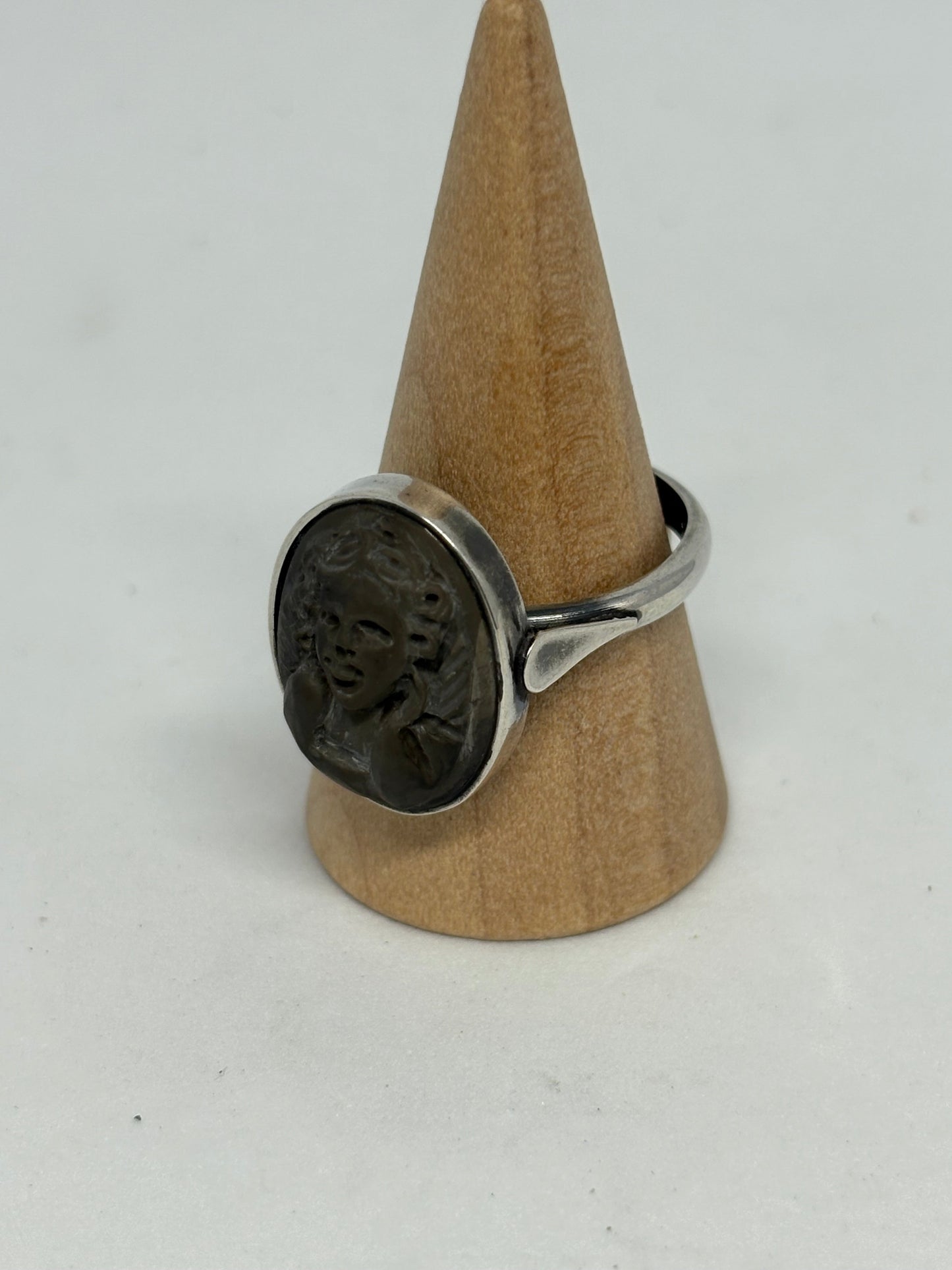 Anello in Cammeo e Pietra Lavica "Putto"