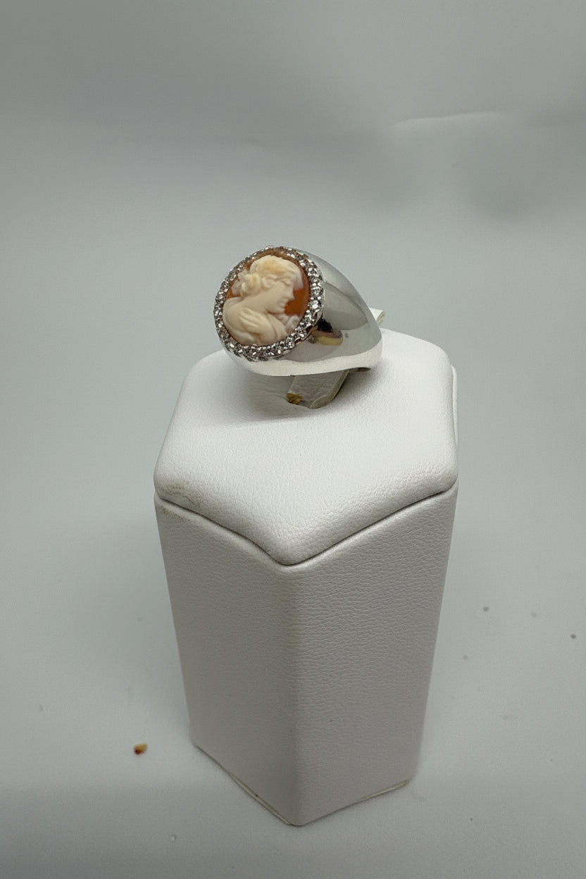 Anello in Cammeo Artistico incisione "Volto di Donna con Dettaglio della Mano"