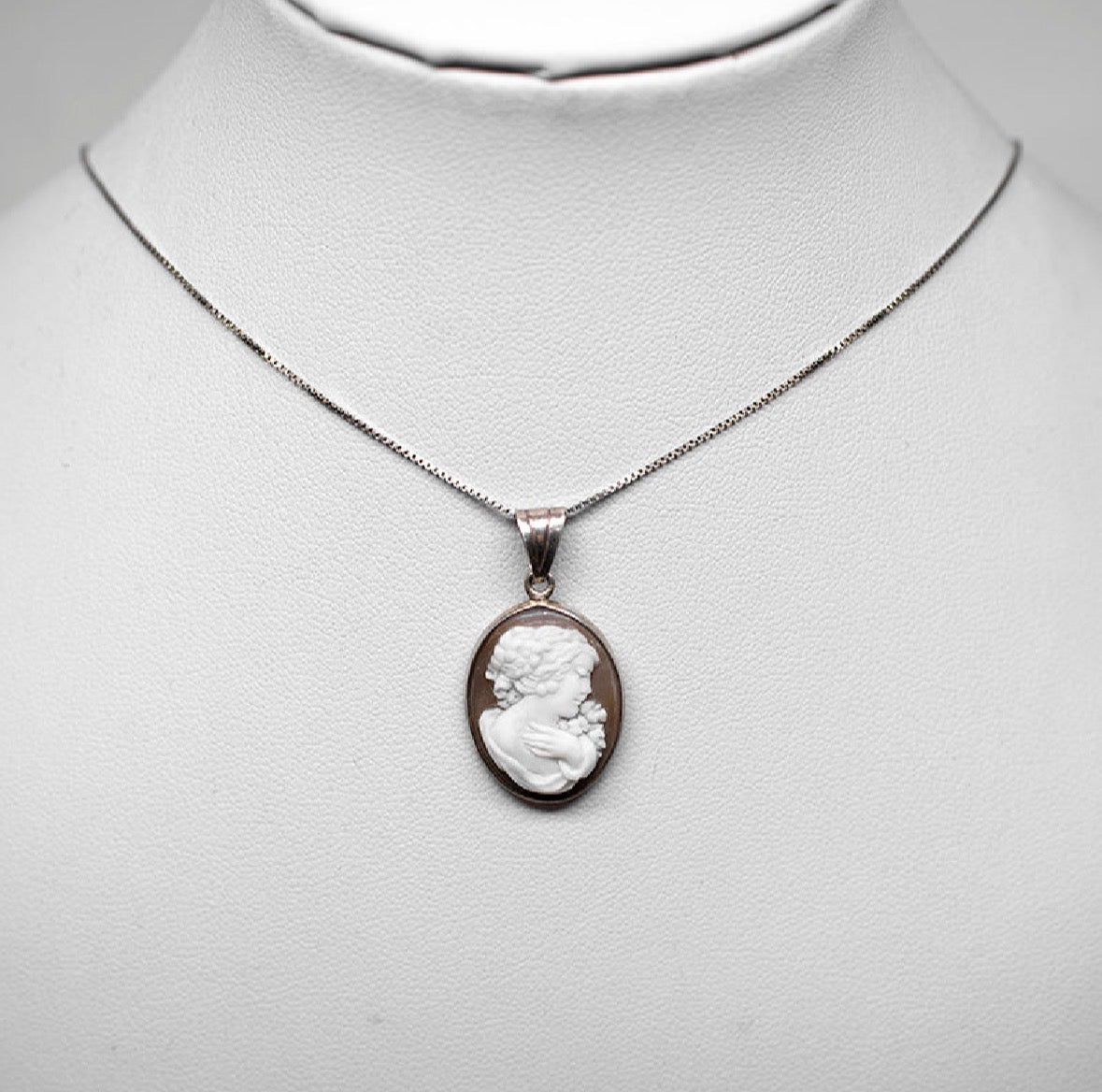 *Pendente Cammeo Artistico Profilo Donna con Dettaglio della Mano