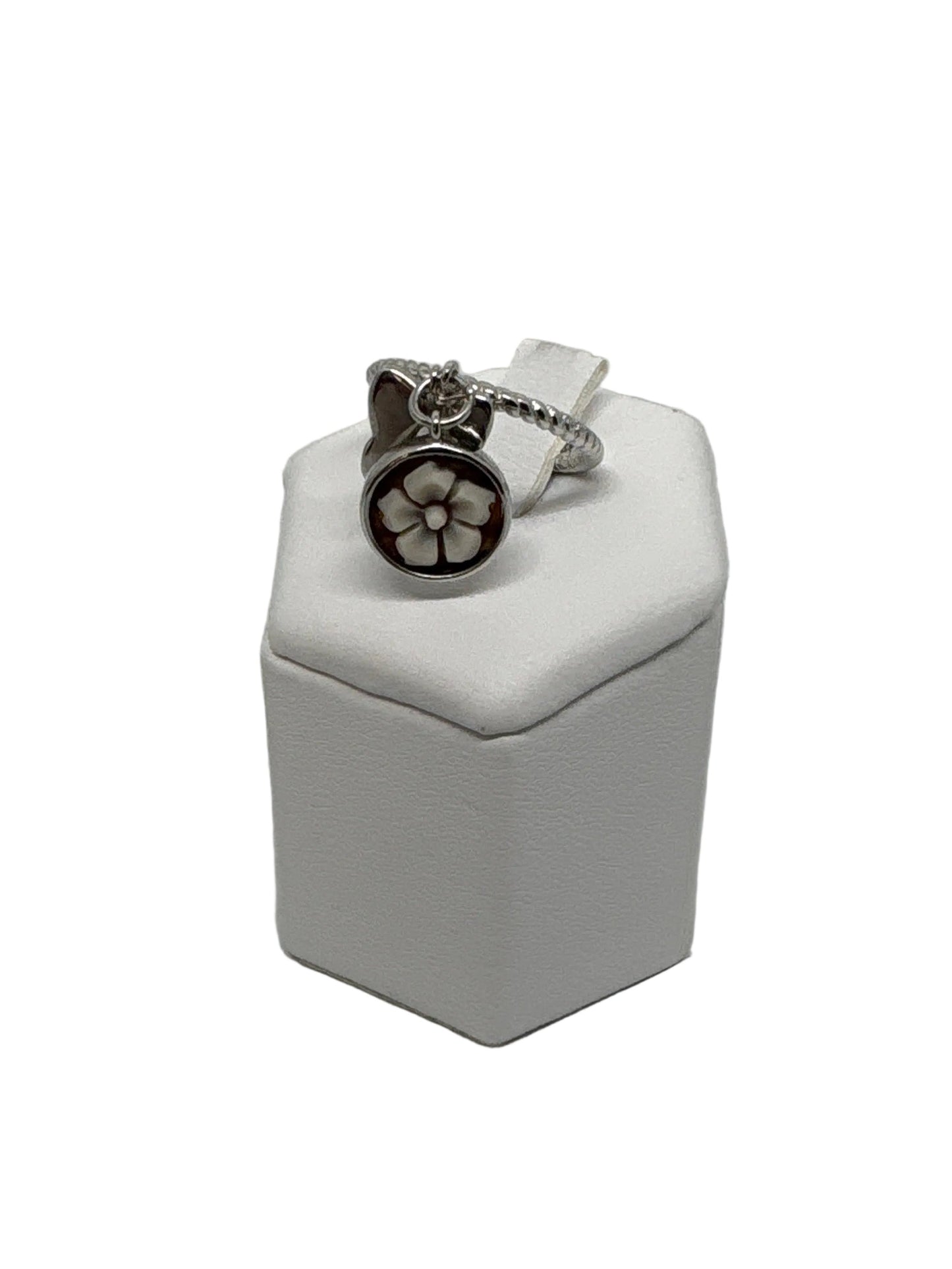 Anello con Charms in Cammeo e Argento incisione "Fiori"