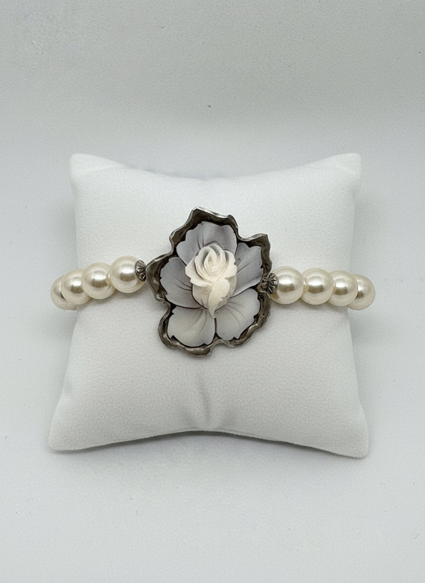 Bracciale in Perle e Cammeo con "Fiore in Rilievo"