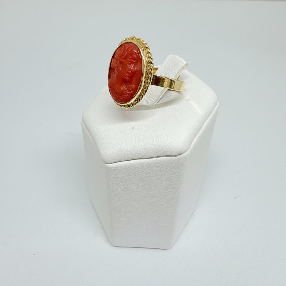 Anello in Corallo incisione Volto di Donna