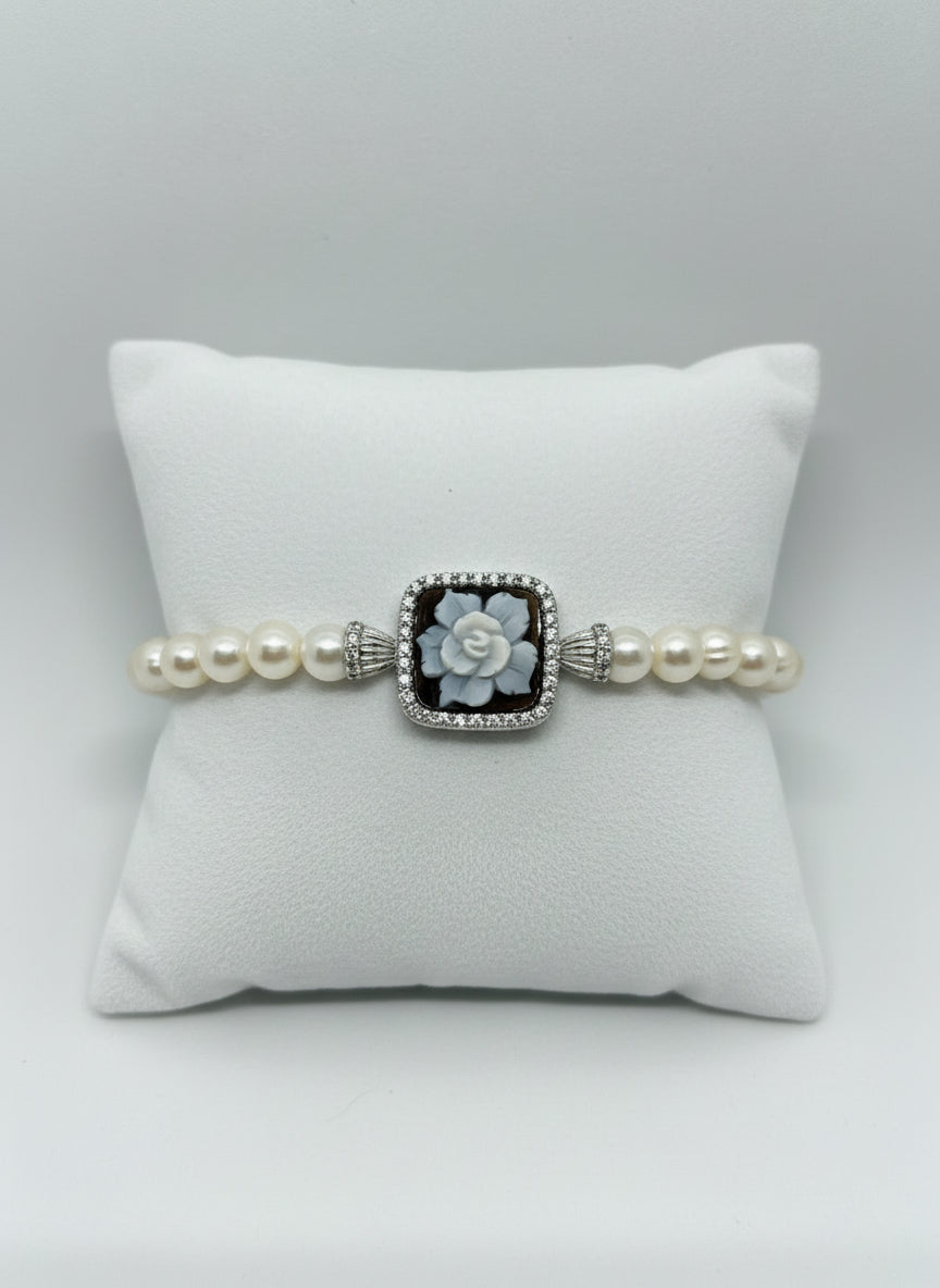 Bracciale in Perle e Cammeo incisione "Fiore"