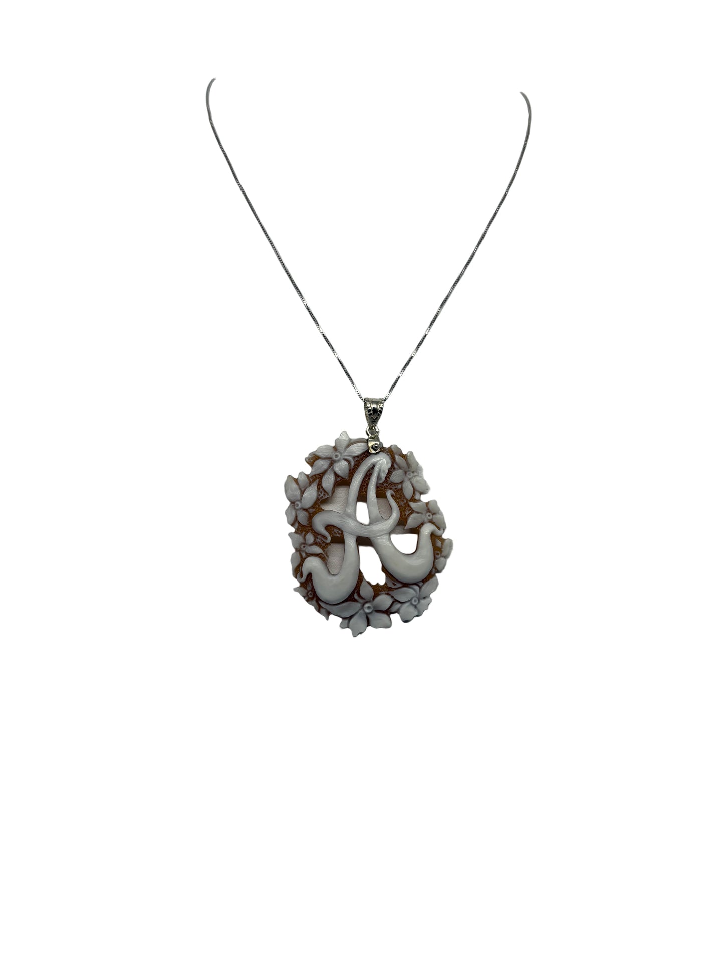 Pendente in Cammeo incisione "Lettere" A