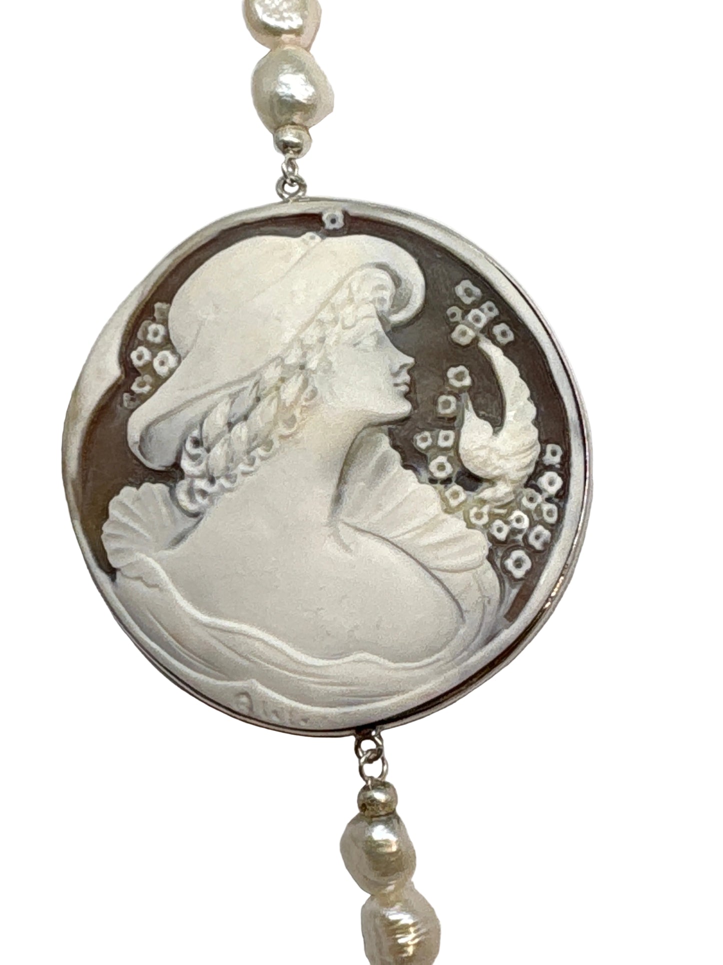 Collana in Perle e Cammeo incisione "Donna con Cappello e Uccellino"