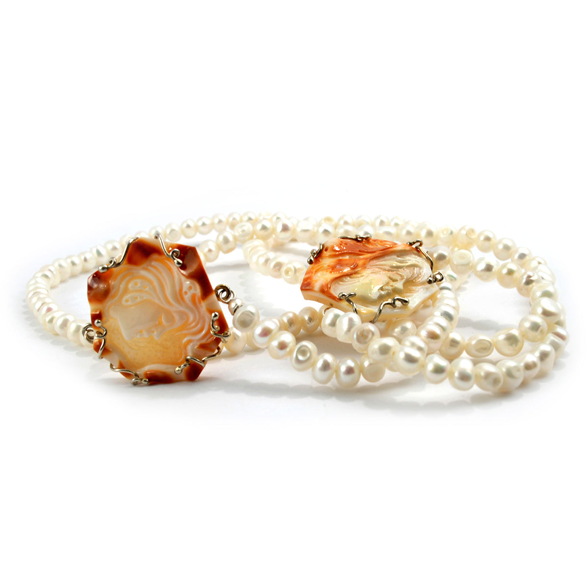 Pearl and cameo necklace woman profile