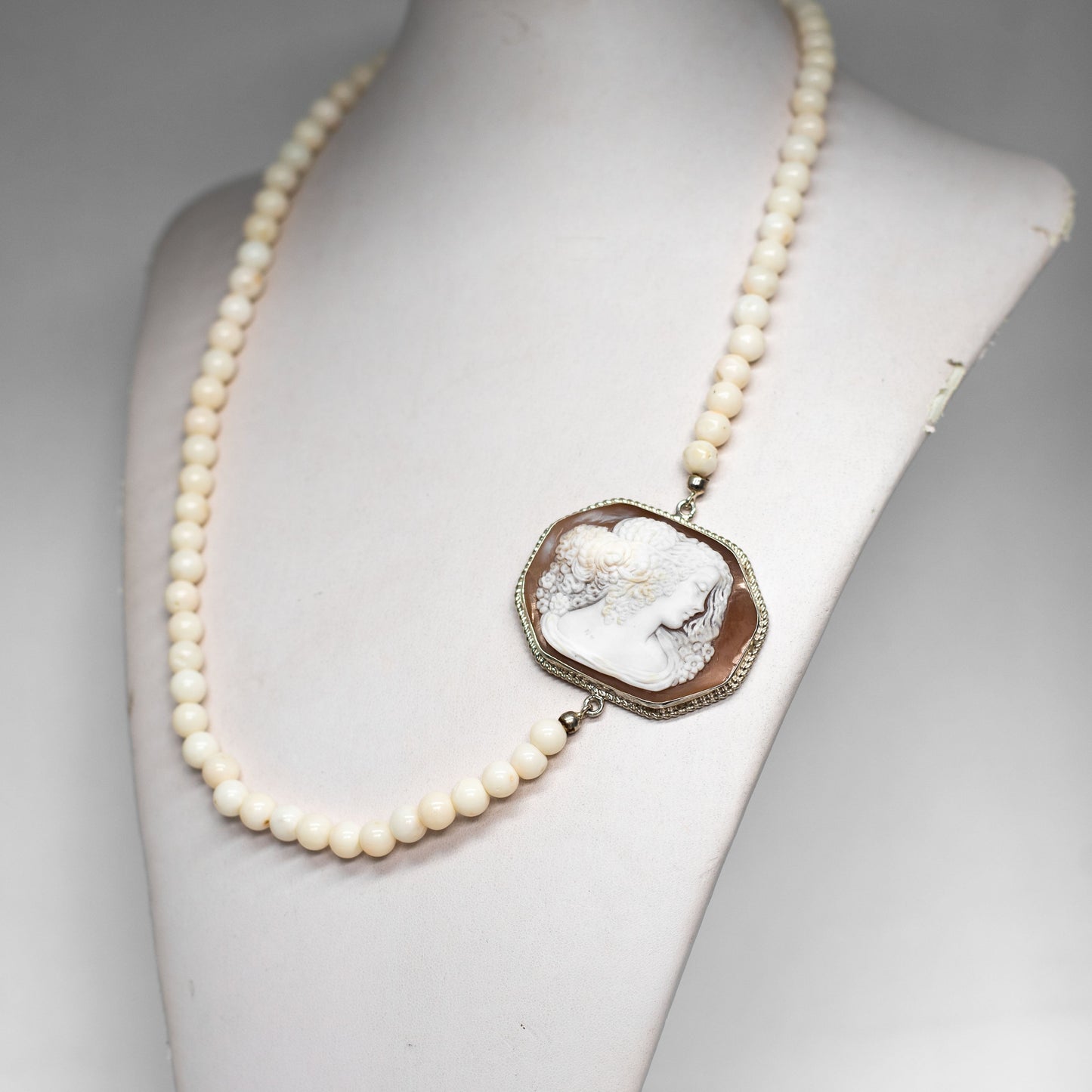 Collana-in-Corallo-con-Cammeo