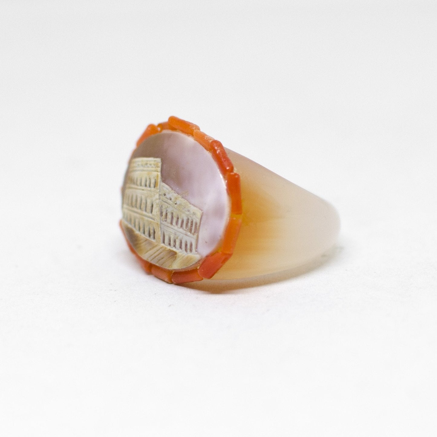 Anello in Cammeo e Corallo con incisione "Colosseo"
