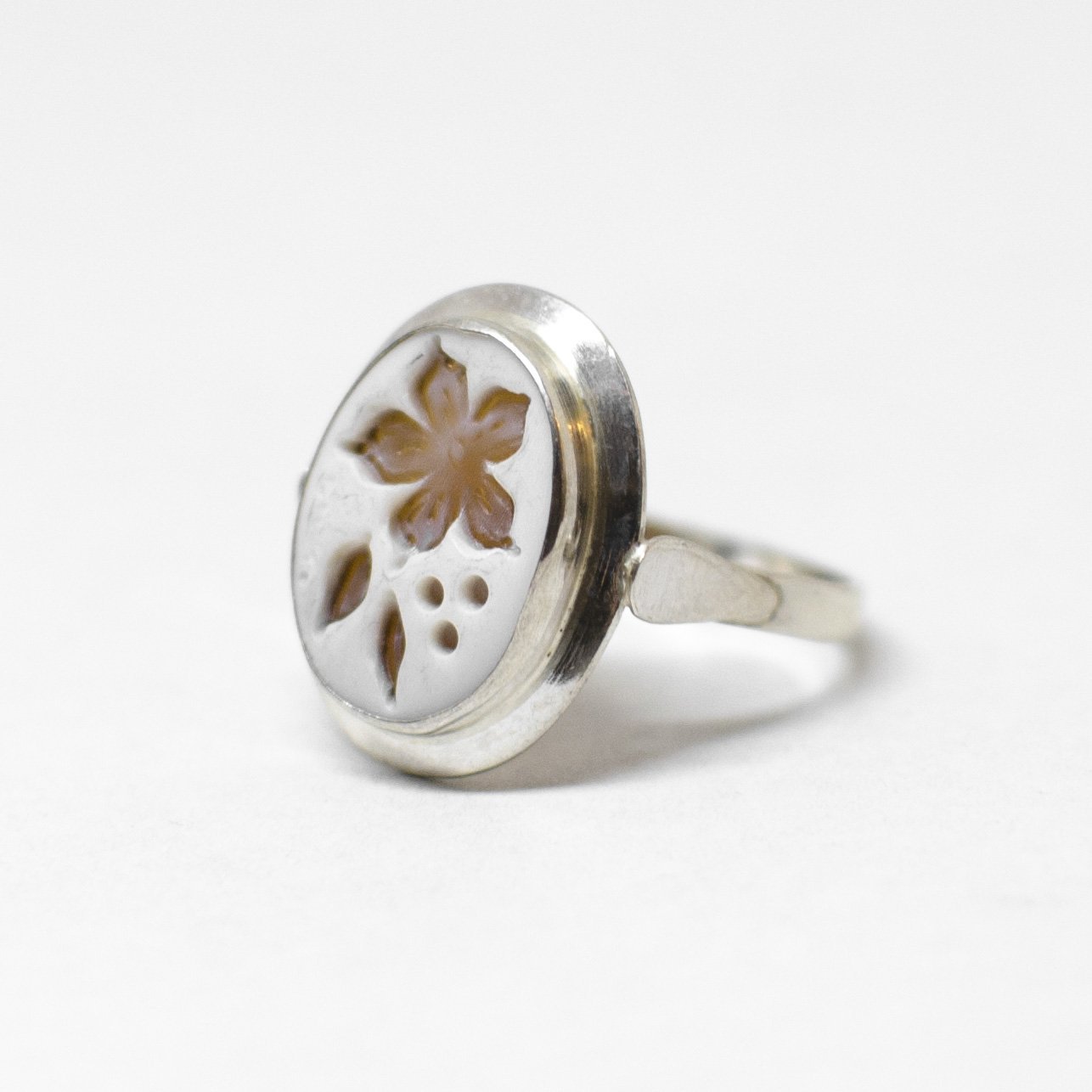 Cameo Ring Reverse Engraving Flowers
