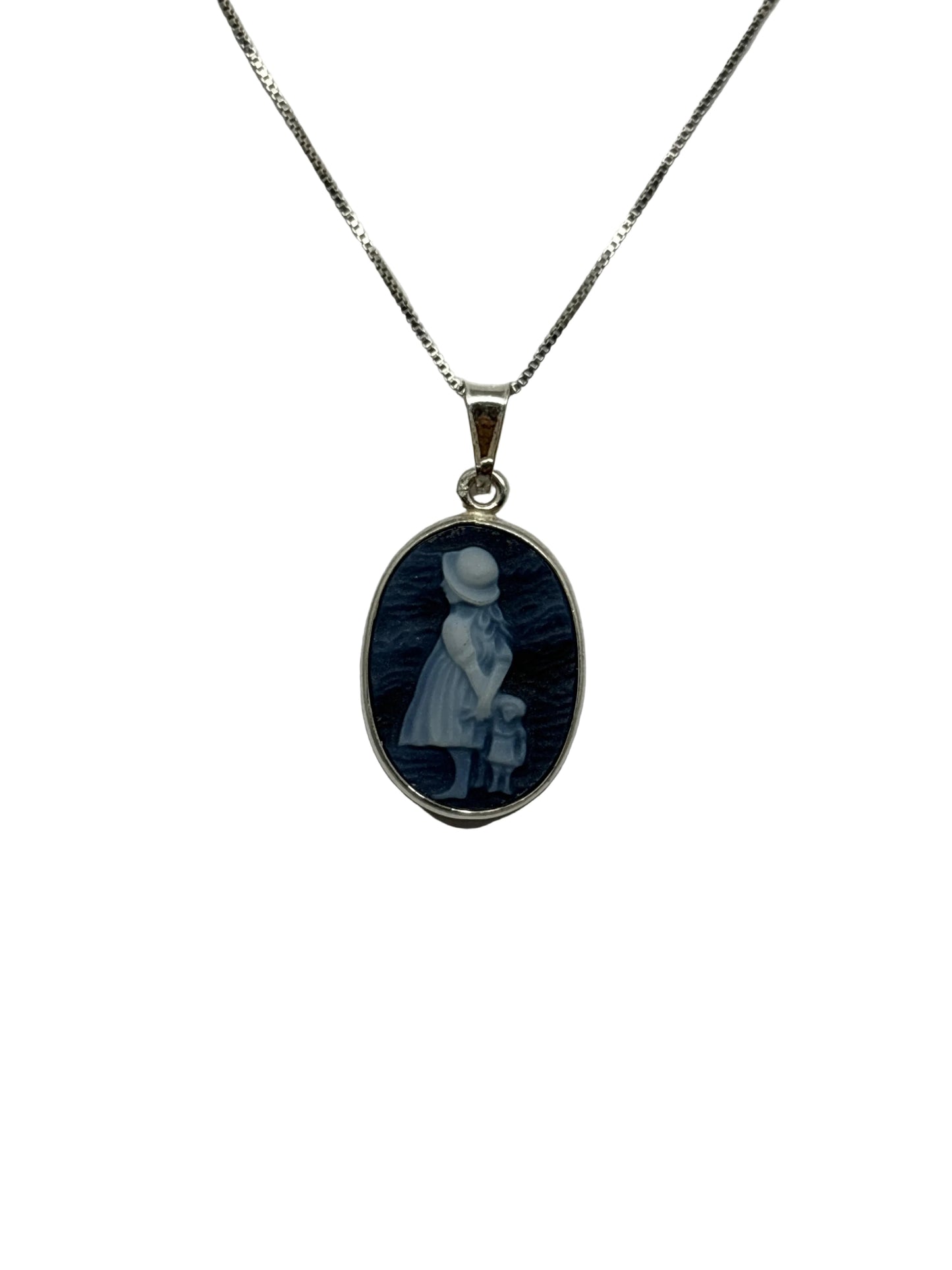 Pendente in Agata incisione "Bambina con Cappello"