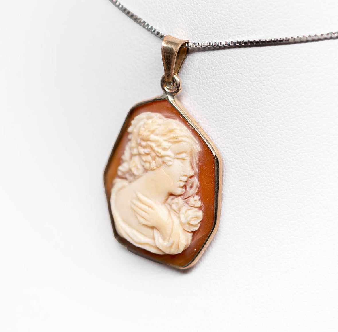 *Pendente in Cammeo Artistico in Oro Profilo Donna con Dettaglio della Mano