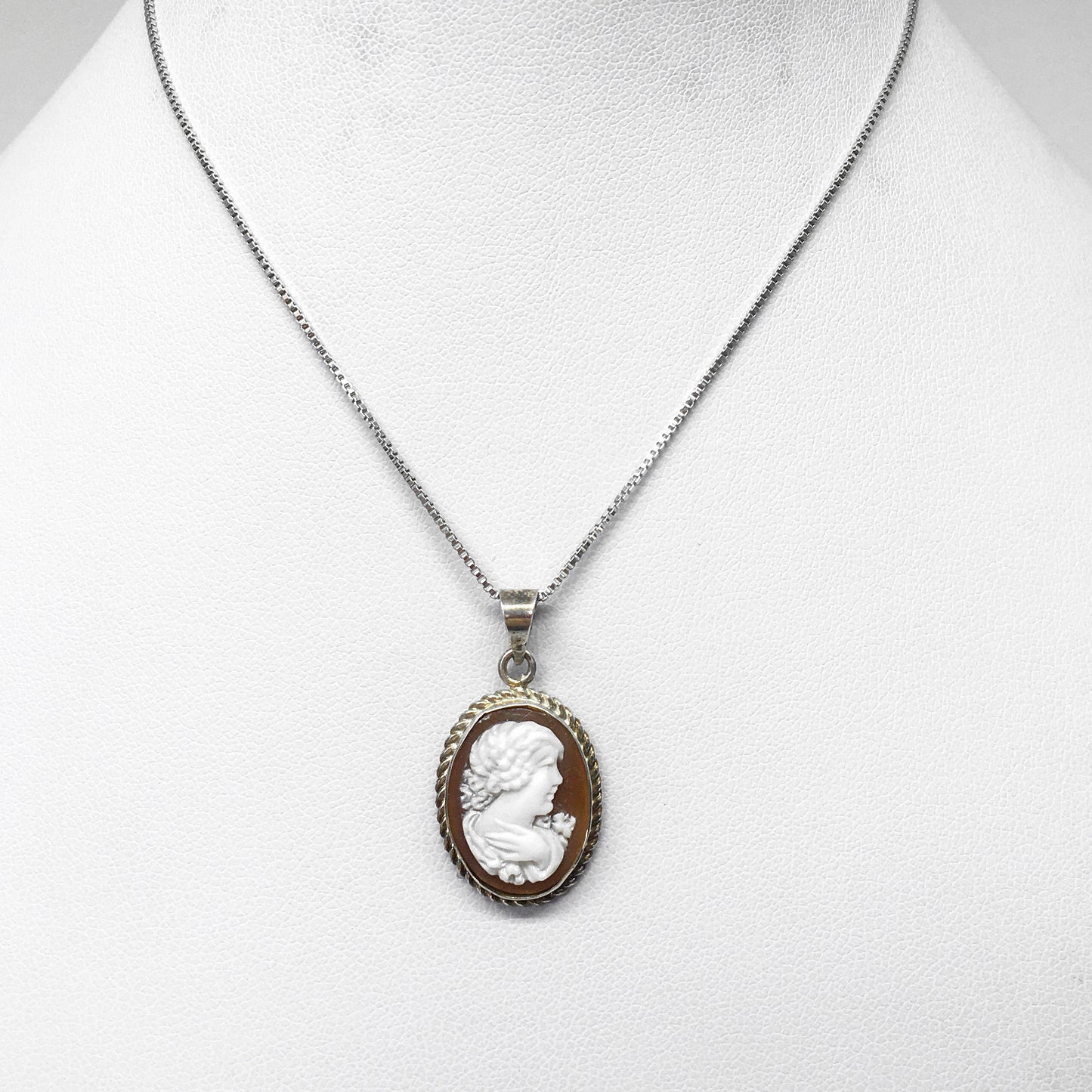 Pendente Cammeo Artistico Profilo Donna con Mano