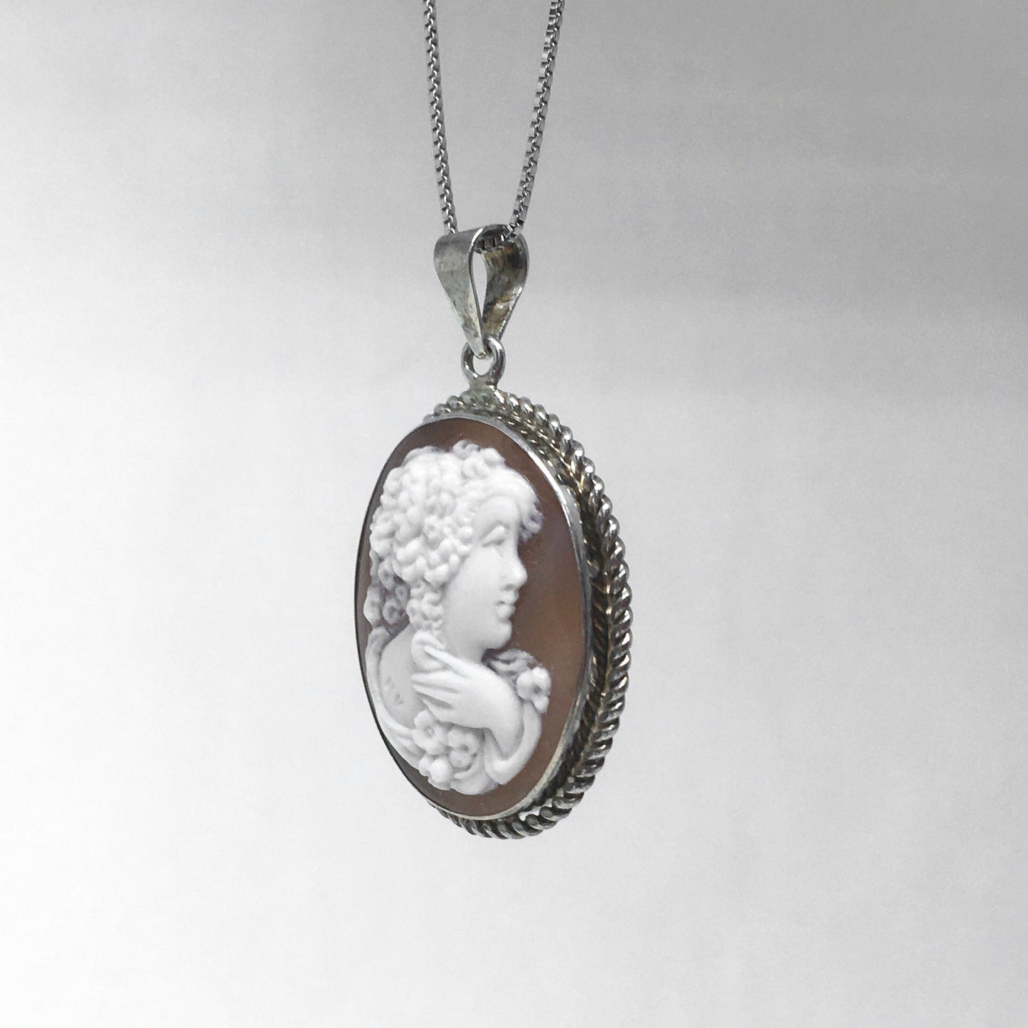 Pendente Cammeo Profilo Donna con Mano