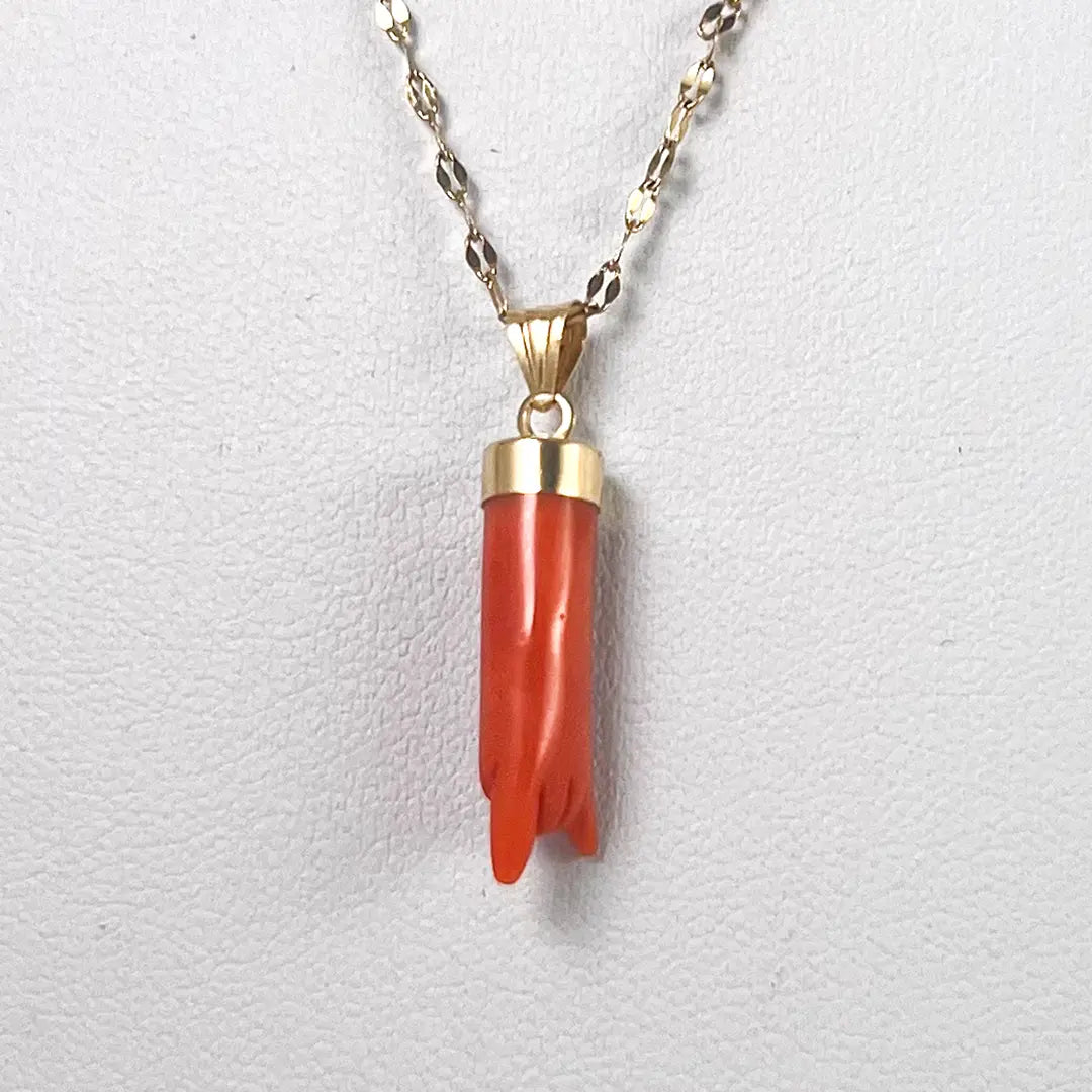 ilpiccolomuseodelcammeo_CollanainArgentoconPendenteCoralloinOroManoPortafortuna