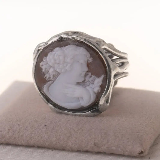Anello Cammeo Artistico Profilo Donna con Dettaglio della Mano