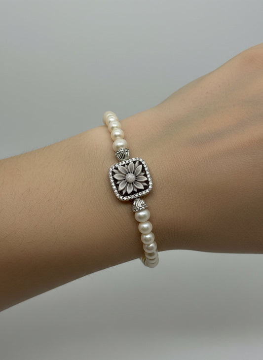Bracciale in Perle e Cammeo incisione "Fiore"