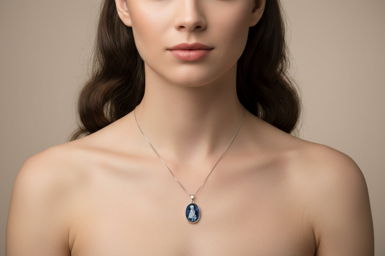 Pendente in Agata incisione "Bambina con Cappello"