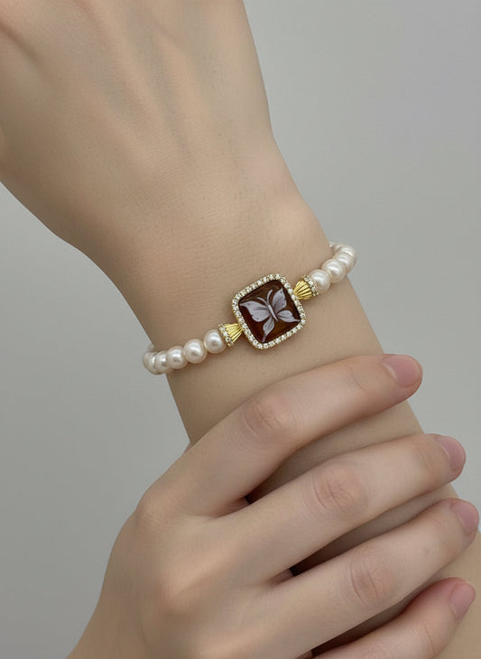 Bracciale in Perle e Cammeo incisione "Farfalla"