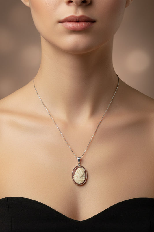 Pendente in Cammeo Artistico incisione "Madonna con Dettaglio della Mano"