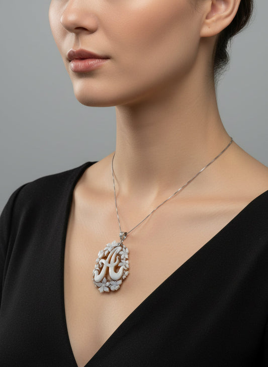 Pendente in Cammeo incisione "Lettere" A