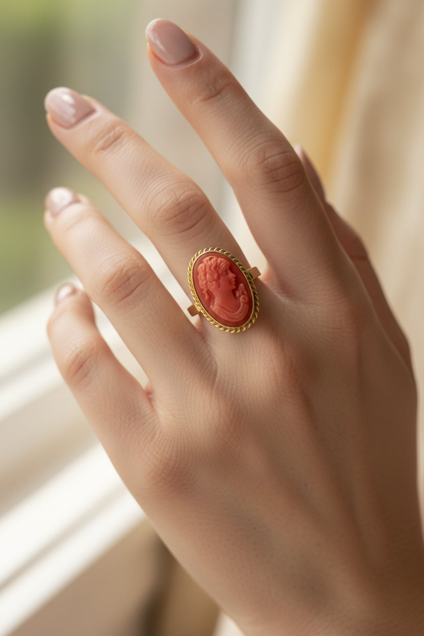 Anello in Corallo incisione Volto di Donna
