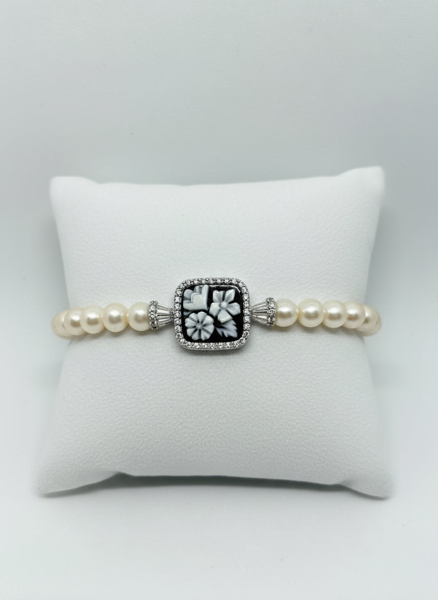Bracciale in Perle e Cammeo incisione "Fiore"