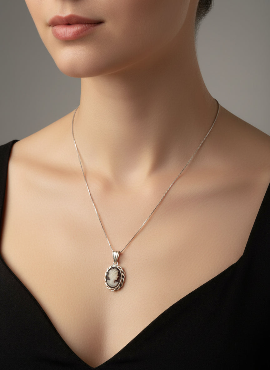 Pendente in Cammeo incisione "Profilo di Donna"