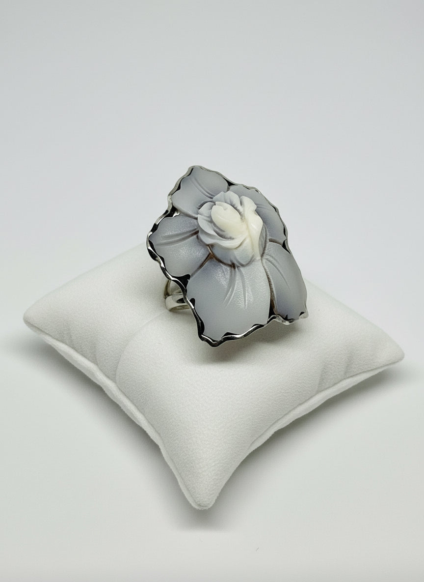 Anello in Cammeo con Fiore in Rilievo
