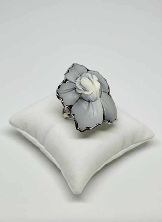 Anello in Cammeo con Fiore in Rilievo