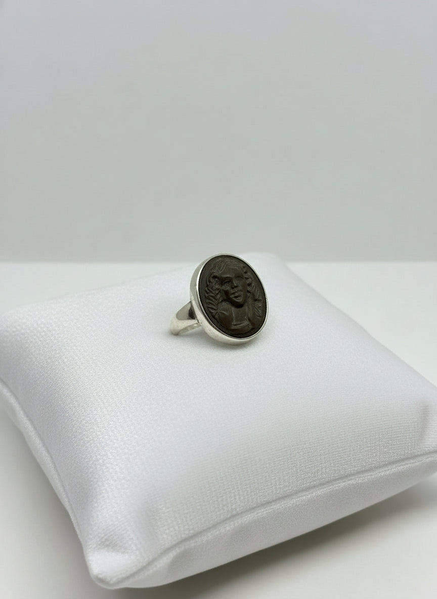 Anello in Cammeo e Pietra Lavica "Putto"