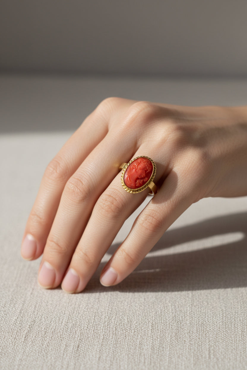 Anello in Corallo incisione Volto di Donna