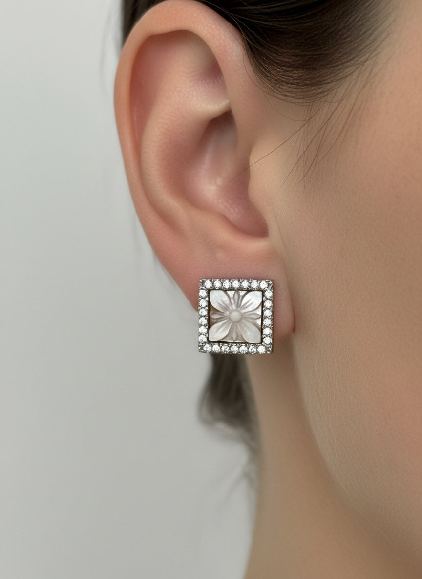 Orecchini in Cammeo incisione "Fiore"