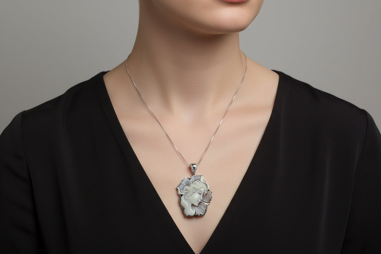 Pendente in Cammeo incisione "Profilo di Donna"