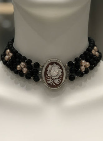 Girocollo In Pietra Lavica e Cammeo