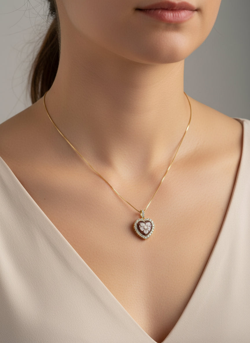 Collana in Cammeo Cuore incisione "Fiore"