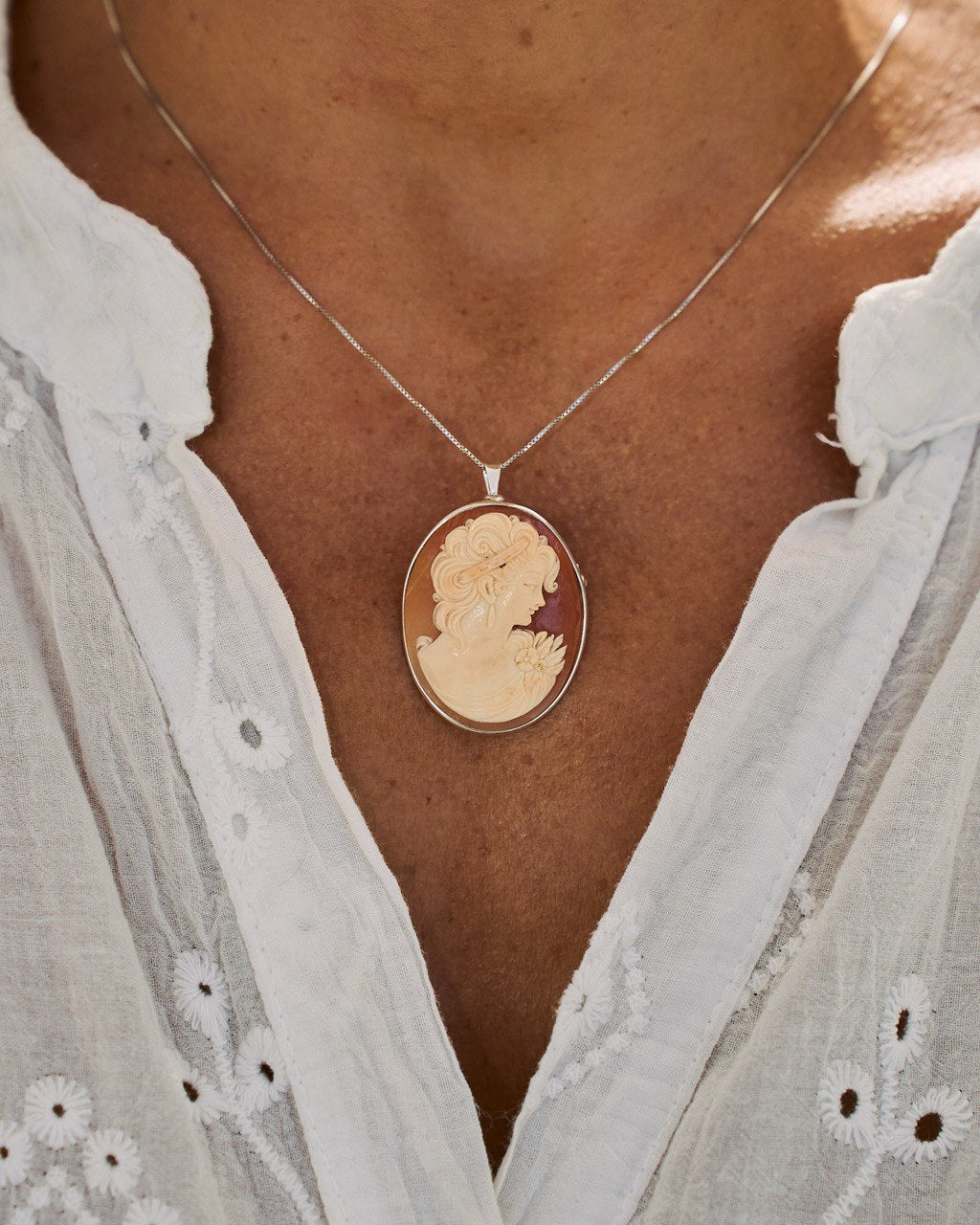 Spilla Pendente in Cammeo Profilo di Donna