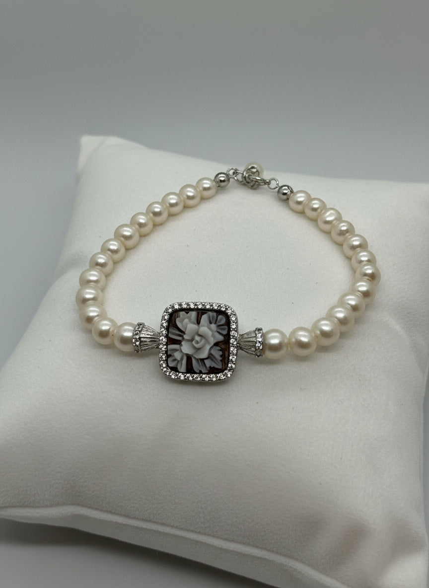 Bracciale in Perle e Cammeo incisione "Fiore"