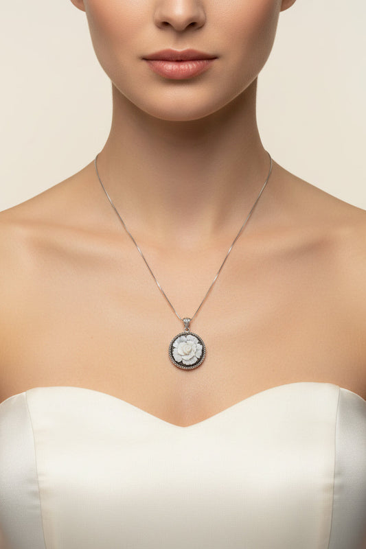 Collana in cammeo incisione "Fiori"