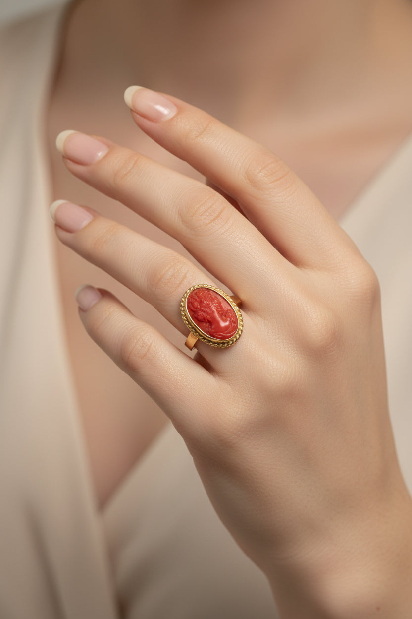 Anello in Corallo incisione Volto di Donna