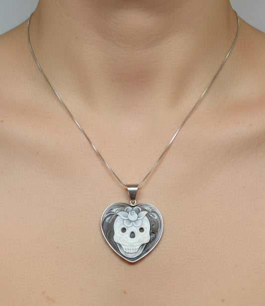Pendente in Cammeo  "Teschio con Fiore" a forma di Cuore