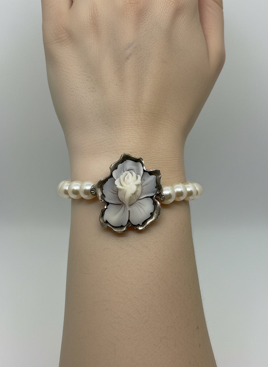 Bracciale in Perle e Cammeo con "Fiore in Rilievo"