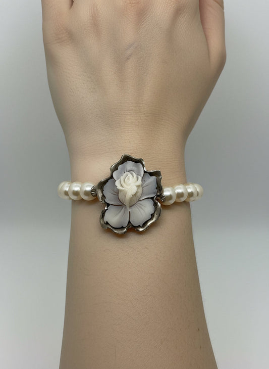Bracciale in Perle e Cammeo con "Fiore in Rilievo"