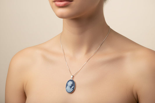 Pendente in Agata raffigurante Profilo di Donna con Uccellino