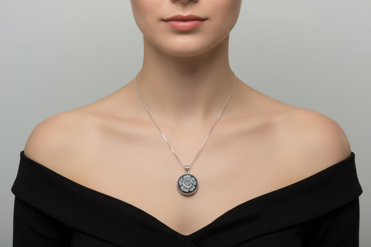 Collana in Cammeo incisione "Fiore"