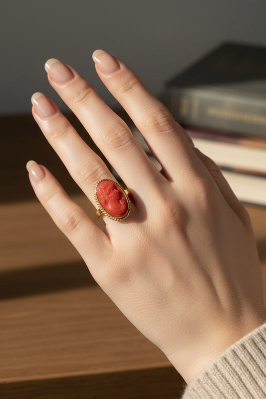 Anello in Corallo incisione Volto di Donna