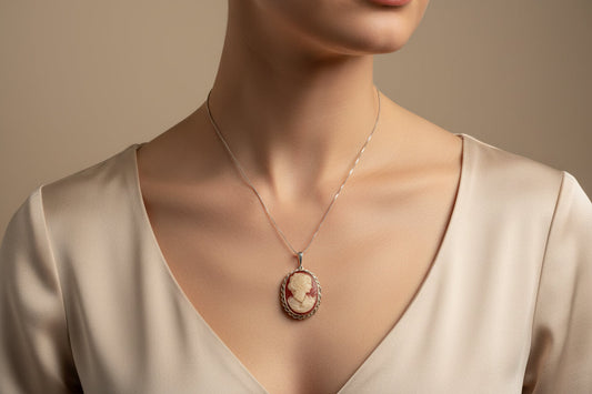 Pendente in Cammeo incisione "Profilo di Donna".