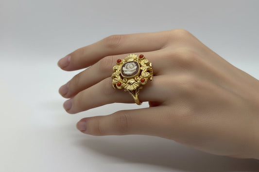 Anello in Cammeo e Corallo incisione Fiore