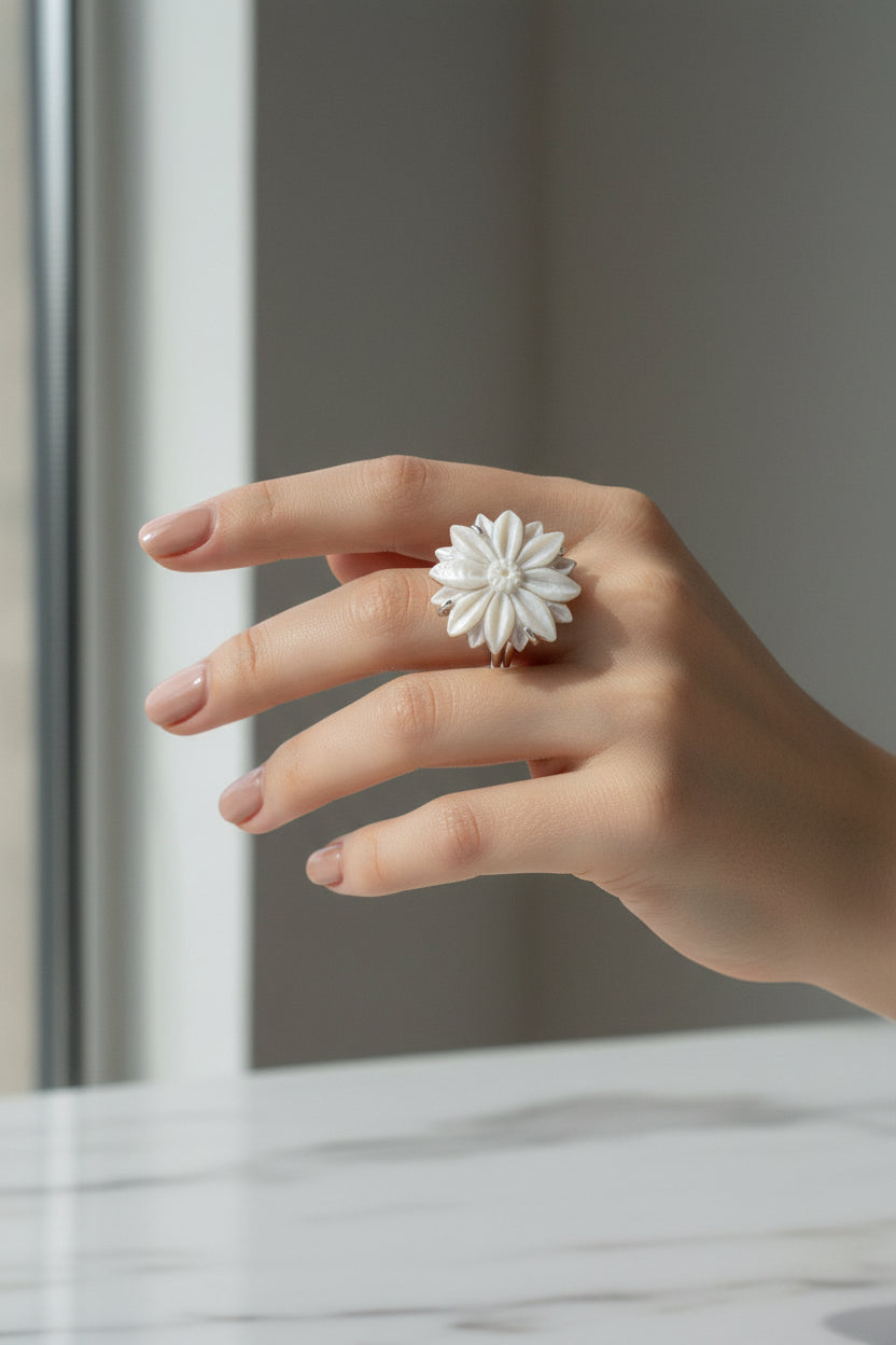 Anello in Cammeo incisione Fiore Sfioccato