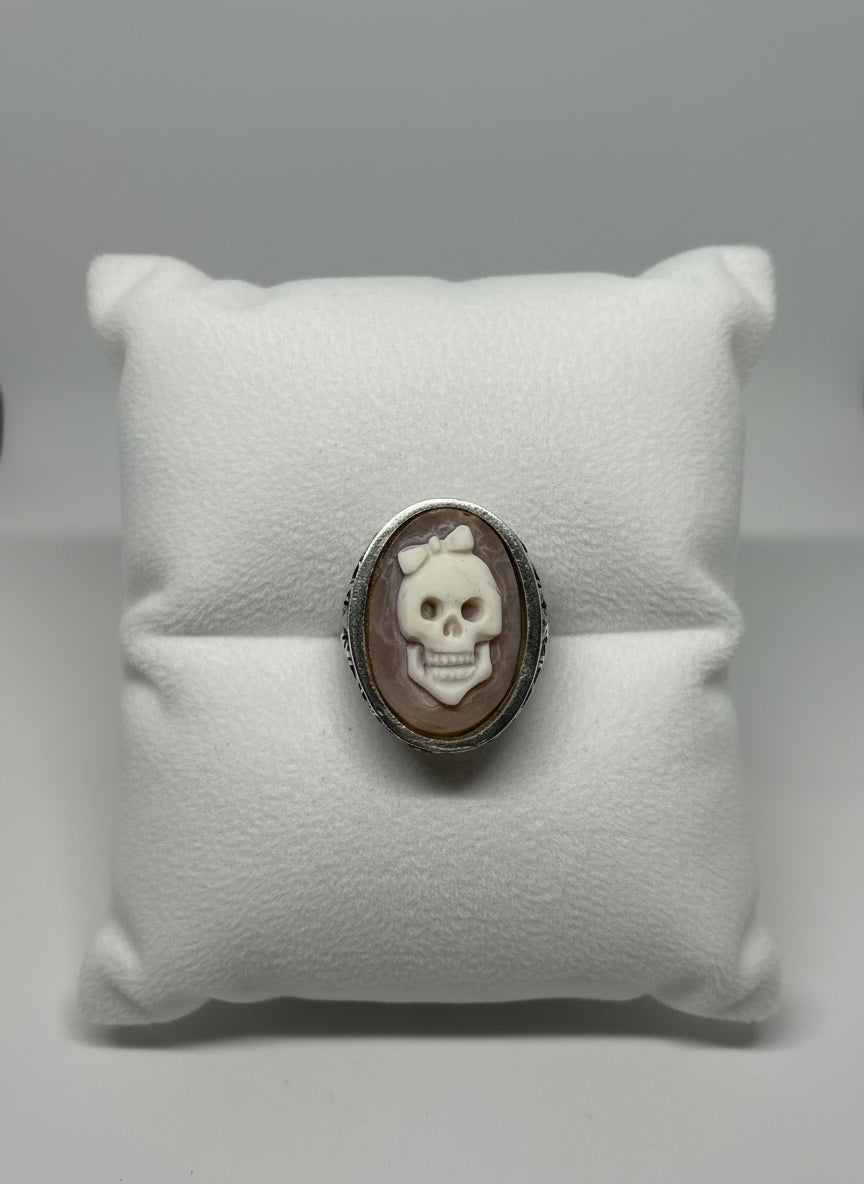 Anello in Cammeo Incisione "Teschio con Fiocco"