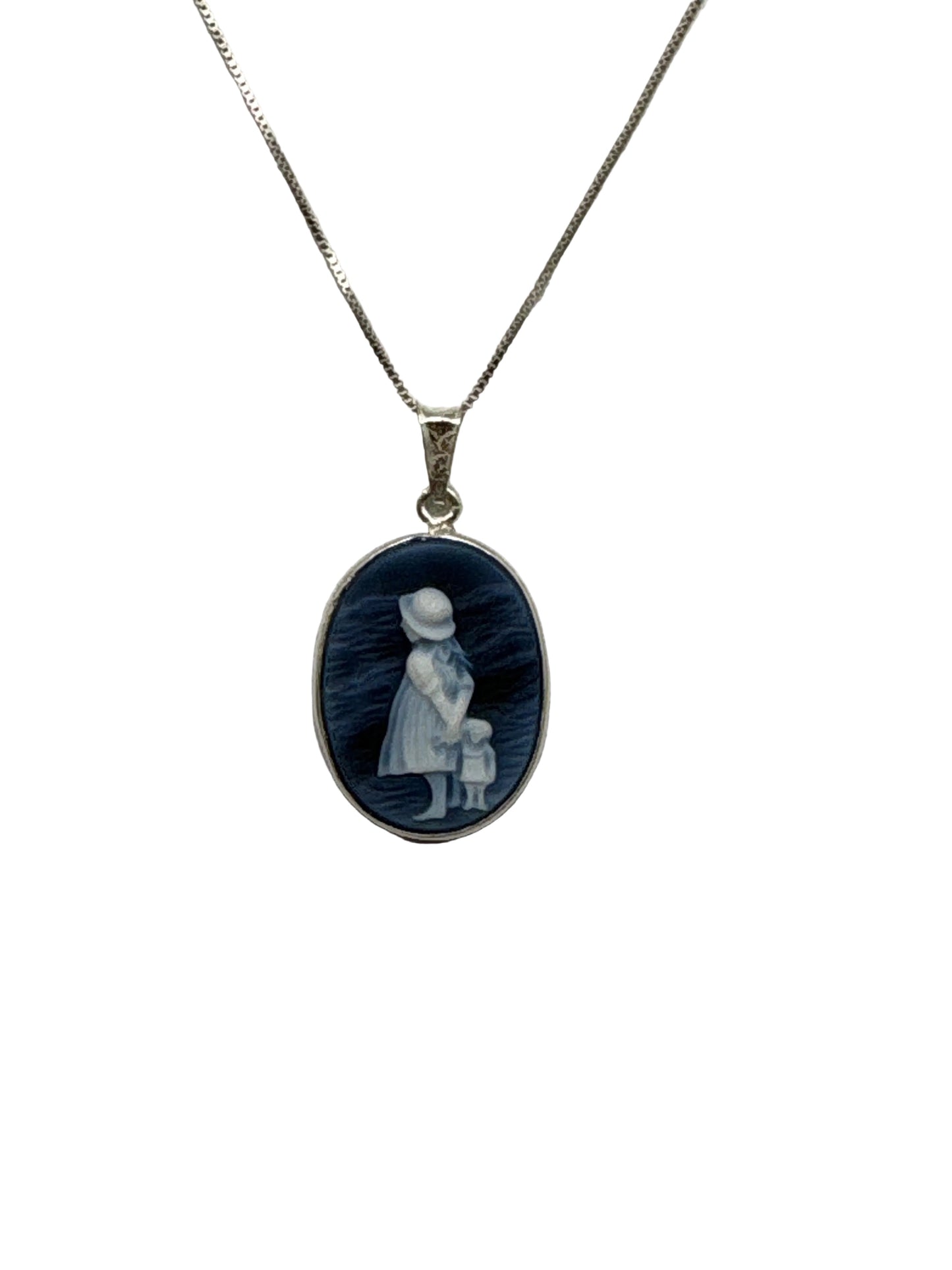 Pendente in Agata raffigurante Bambina con Cappello